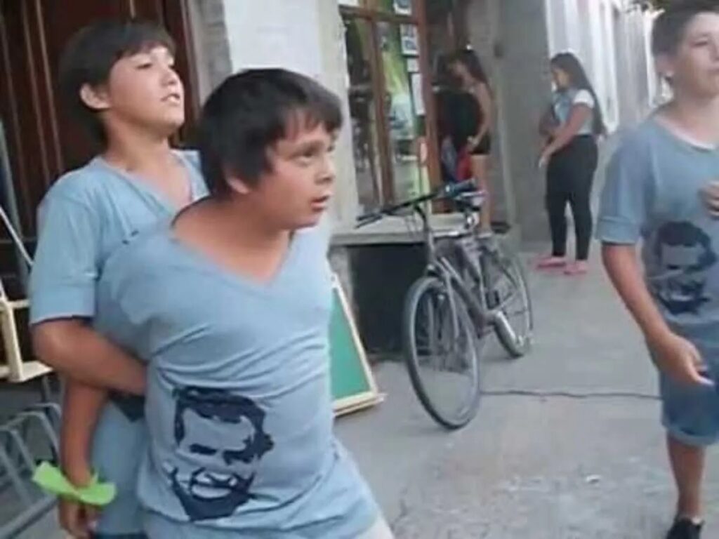 meme chico peleando