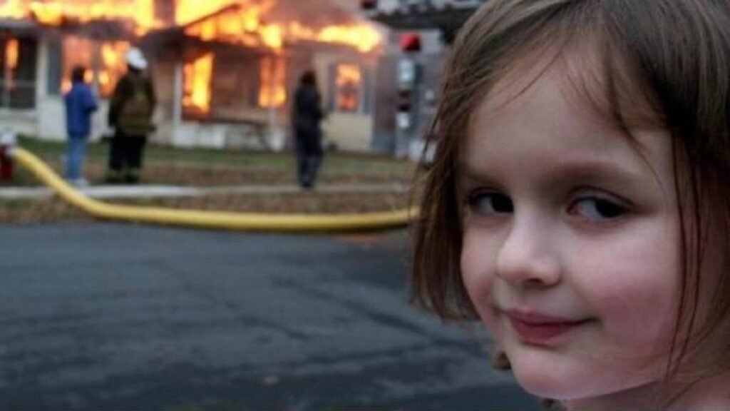 meme nina casa fuego