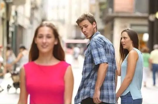meme novio mira chica